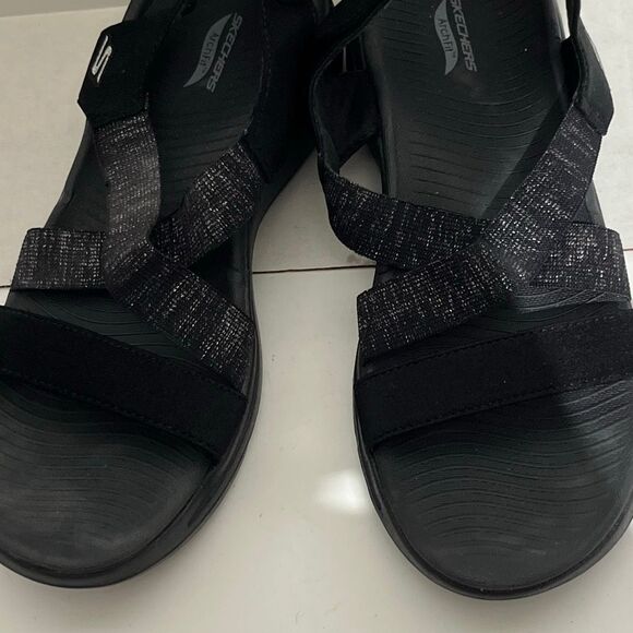 Skechers Women's Black GO WALK Arch Fit Astonish Strap Sandals Size 10 - Picture 4 of 12